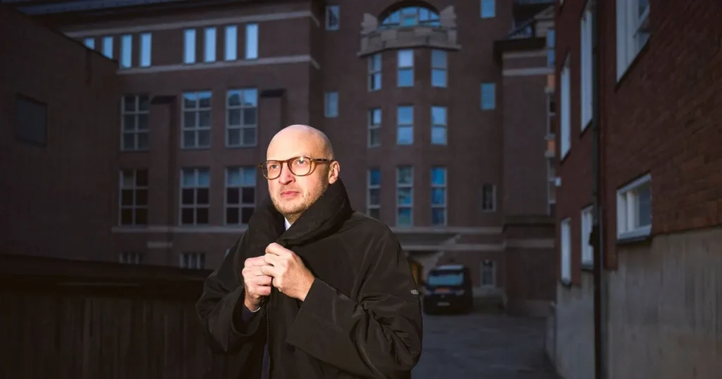 Fler larmar – men internatens tystnad består