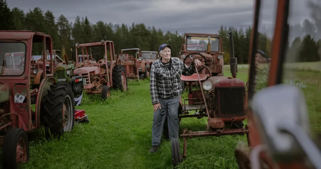 Traktorgympa och hundratals klockor håller 86-årige Holger ung