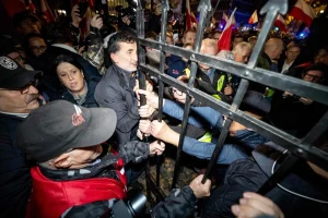 Polens president Karol Nawrocki återvänder till Warszawa efter att demonstranter bröt igenom domstolens staket.
