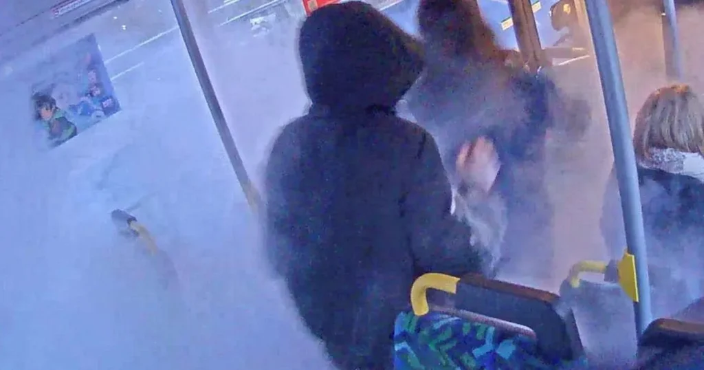 Tömde brandsläckare på SL-buss – frias i rätten