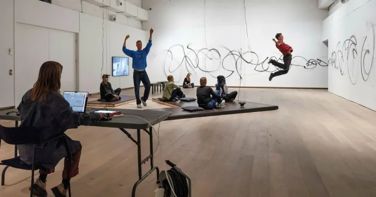 Dansare förgyller gles utställning på Accelerator