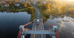 Trafikverkets utmaning – få bort den 100 ton tunga lastbilen från bron