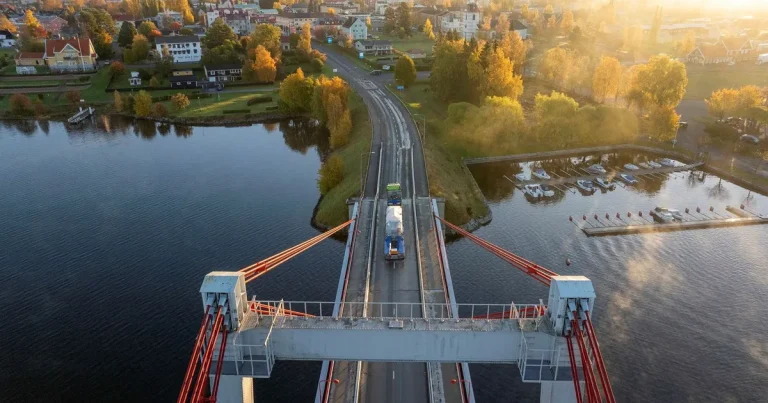Trafikverkets utmaning – få bort den 100 ton tunga lastbilen från bron