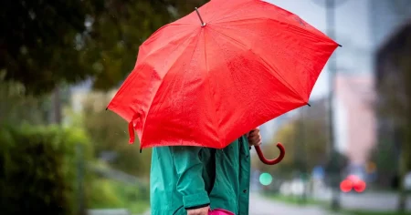 Översvämningar och trafikproblem när regn och blötsnö drar fram