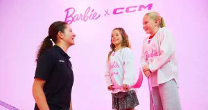 Emma Lukins: Är Barbie-utrustning vägen framåt för tjejers ishockey?