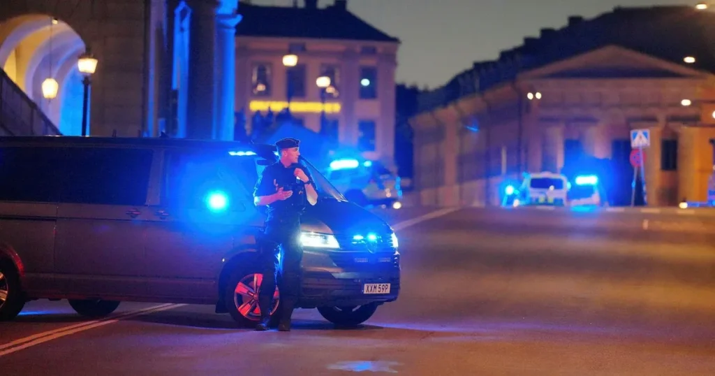 Polis har skjutit verkanseld vid slottet i Stockholm
