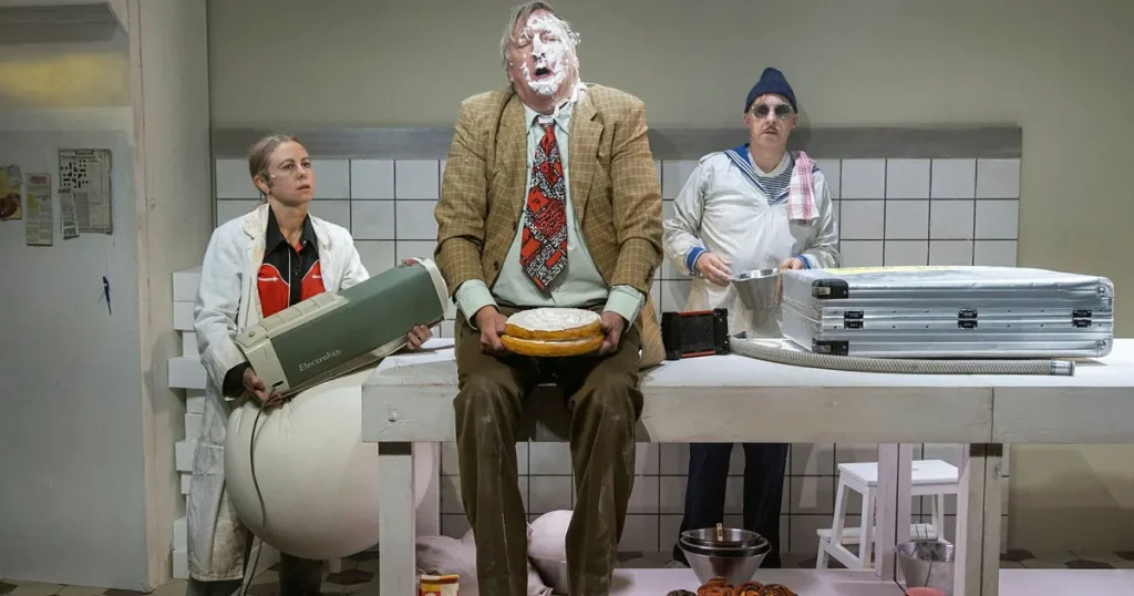 Publiken drömmer om att tårta Trump när kultserien ”Tårtan” blir teater