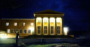 Polisinsats vid internatskola – tre elever anhållna