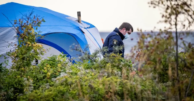 Män misstänks ha våldtagit tonårsflickor på rymmen – fler kan vara inblandade