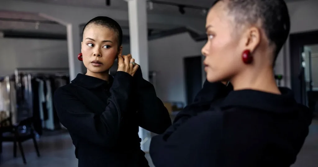 Influeraren Julia Dang, 30, gör canceravdelningen till sin catwalk