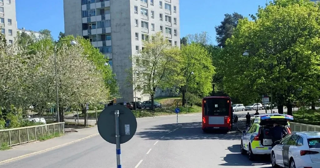 Kvinna bröt ryggen när SL-buss körde över farthinder