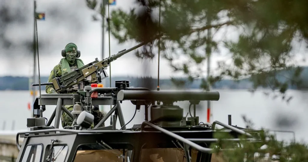 Försvarsmakten sparar: ”Måste se över planerna”