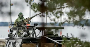 Försvarsmakten sparar: ”Måste se över planerna”