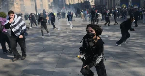 Barrikader byggs på gatorna i Paris – demonstranter möts med tårgas