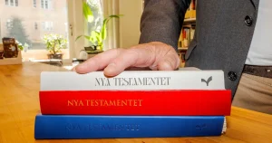 Jonas Holmstrand: Därför lyder den nya bibelöversättningen ”Vår Far i himlen!”