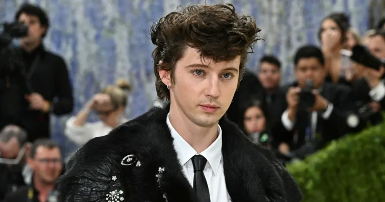 Troye Sivans segertåg rullar vidare med ”She’s the best”