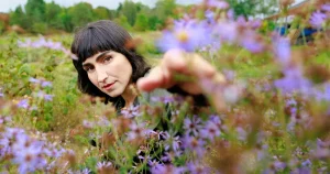 Laleh berör – men debutboken hade behövt en växel till