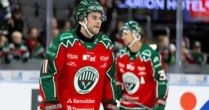 Elitklubbar går på knäna – men i SHL ökar lönerna stadigt