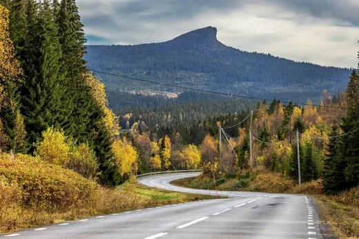 Norr om Järpen och Åre tornar toppen Suljätten ovanför flera byar längs väg 336.