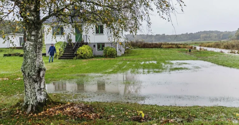 Kristina vadar fram efter ovädret: ”Det här är tredje översvämningen”