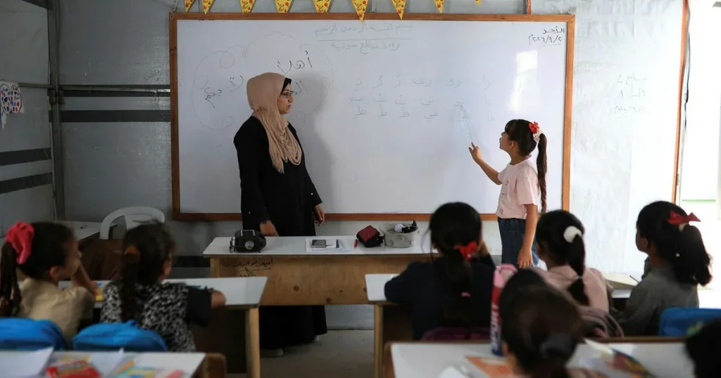 Skolan öppnar i tält – efter tre år utan normal undervisning