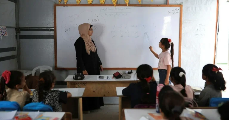 Skolan öppnar i tält – efter tre år utan normal undervisning