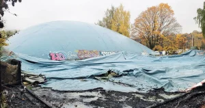 Tennisklubben larmade om anläggningsproblem – sedan brann en bana upp: ”Extremt dåligt nu”