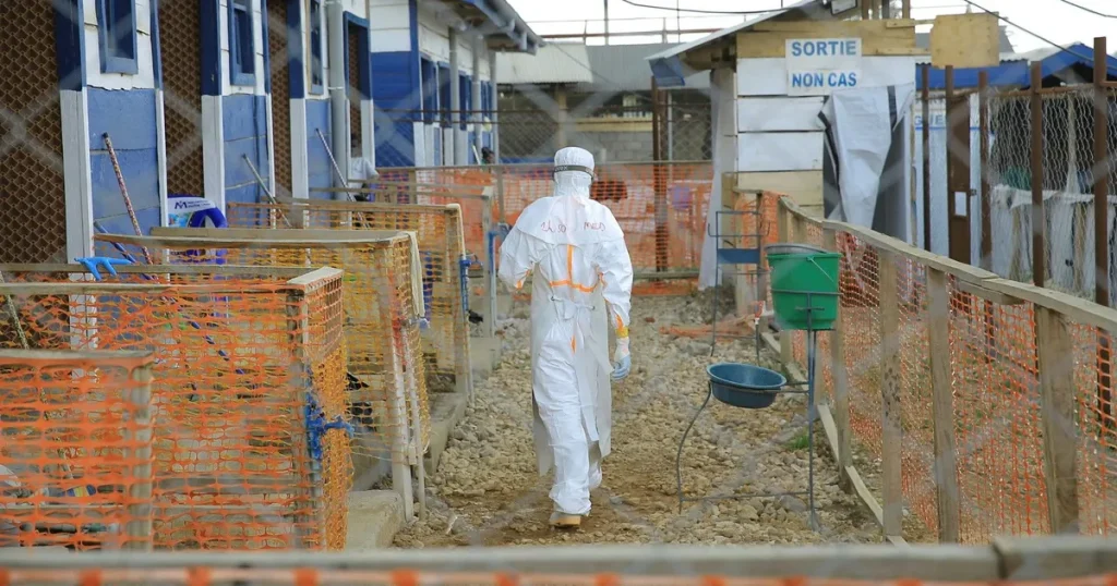 Vårdpersonal attackeras under ebolautbrott – sköterska dödad
