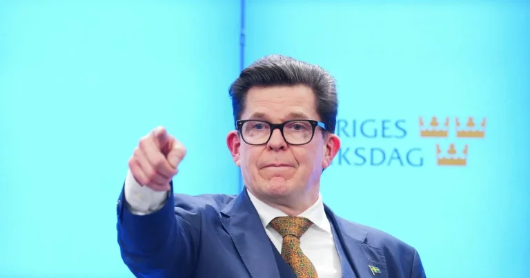 C-toppen kräver svar av S: ”Vill de se V i regering?”