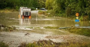 Gula varningar för snö och regn – rådet till bilister