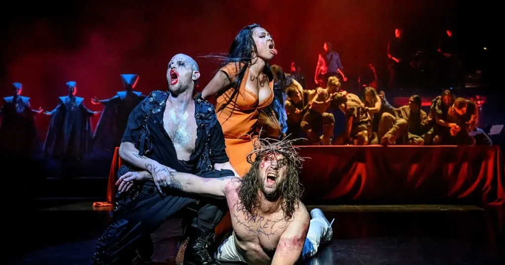 Magnus Uggla i guldbyxor får tramsa i kraftfull ”Jesus Christ Superstar”