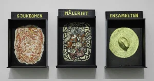Mörk men ändå uppsluppen utställning av Jan Håfström