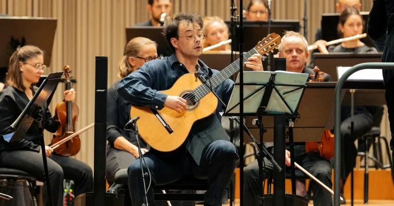 Spirituellt och anekdotiskt uruppförande av Turnages gitarrkonsert i Örebro