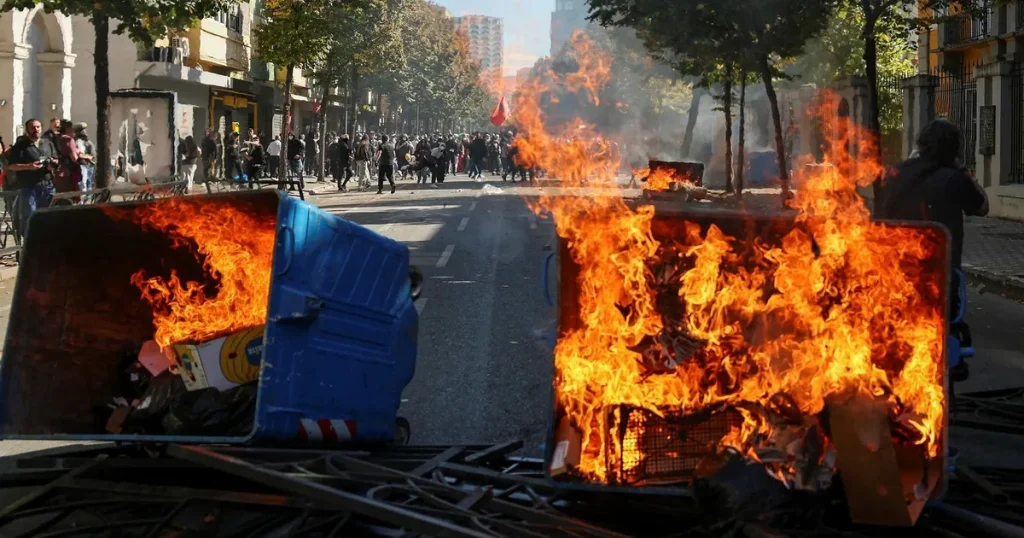 Demonstranter satte albanskt departement i brand