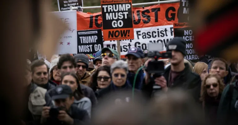 Massprotester mot Trump samlade folk från kust till kust