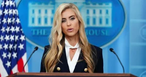 Skakig debut för Trumps nya talesperson – ”måste bli bättre fort”