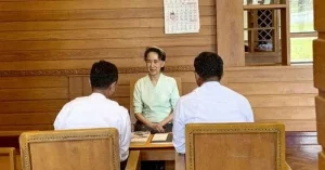 Aung San Suu Kyi tog emot gåvor från kung Charles