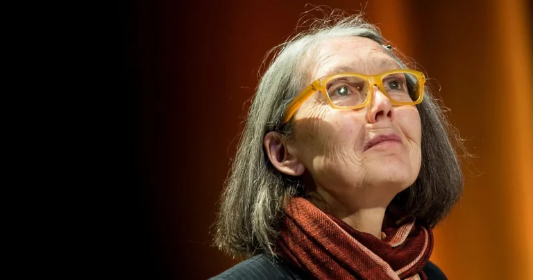 Anna Hallberg: Anne Carson öppnar blicken på ett vidunderligt vis